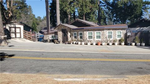 Photo of 1055 Playground Dr, Crestline, CA 92325 (MLS # IV26019802)