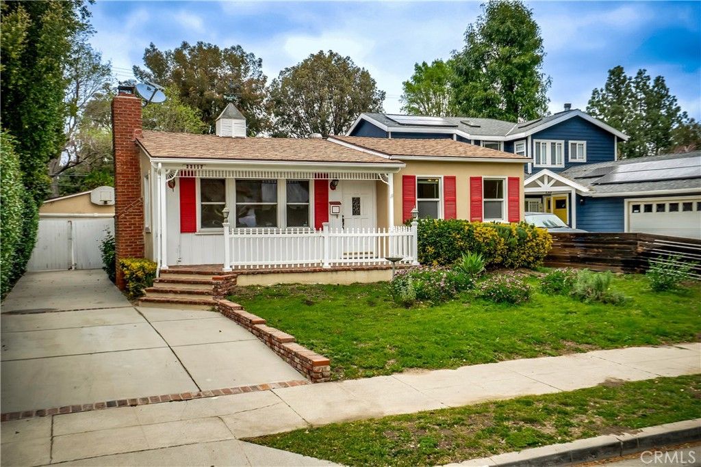 Photo of 22117 San Miguel St, Woodland Hills, CA 91364 (MLS # SR26024434)