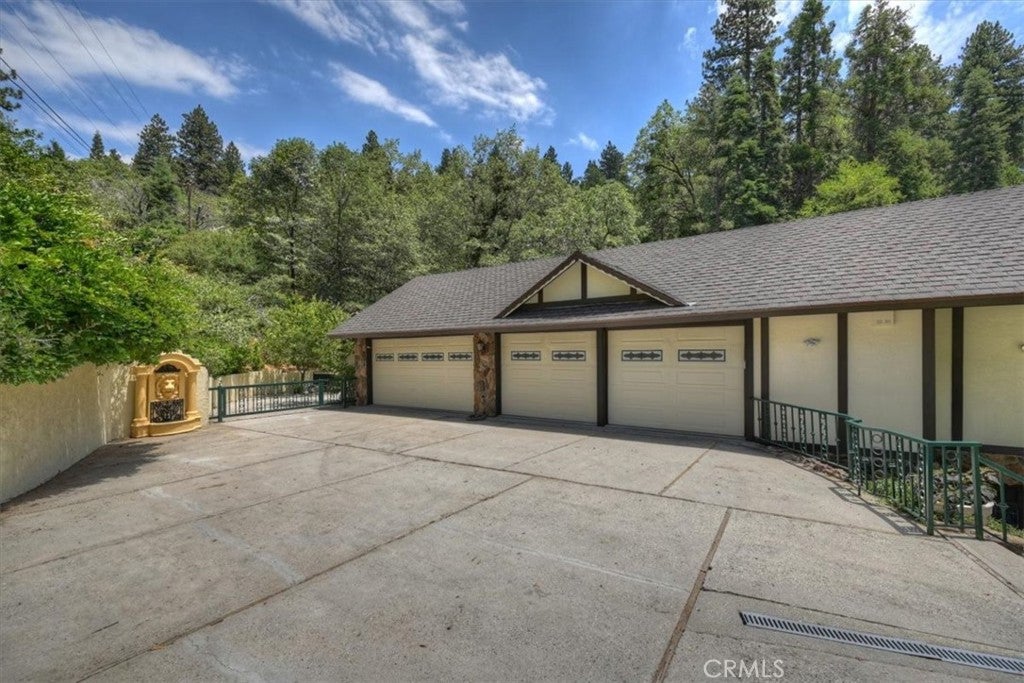 Forested Oasis on 3 Private Acres. Discover an extraordinary custom m – image 7