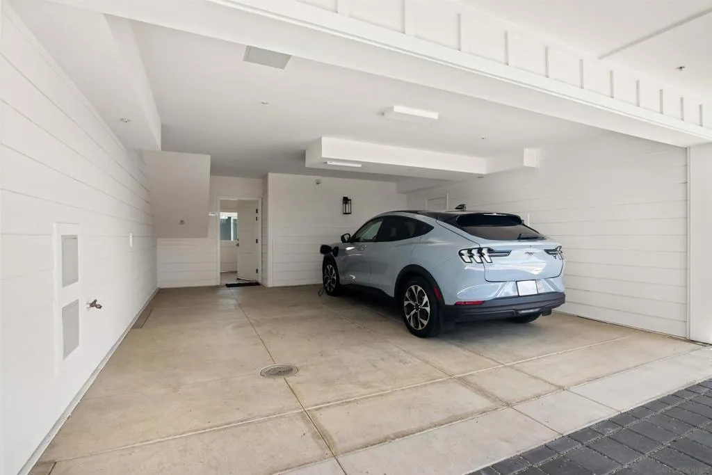 Coronado, California 92118, United States, 3 Bedrooms Bedrooms, ,4 BathroomsBathrooms,Residential,Active,159295