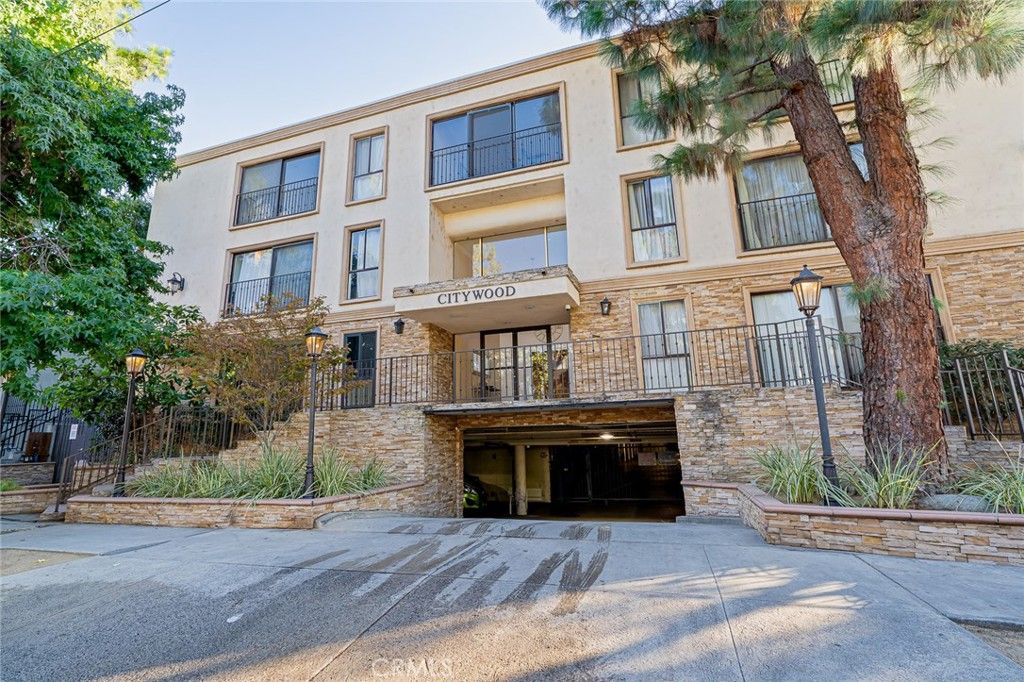 Photo of 15344 Weddington, Sherman Oaks, CA 91411 (MLS # TR25257857)
