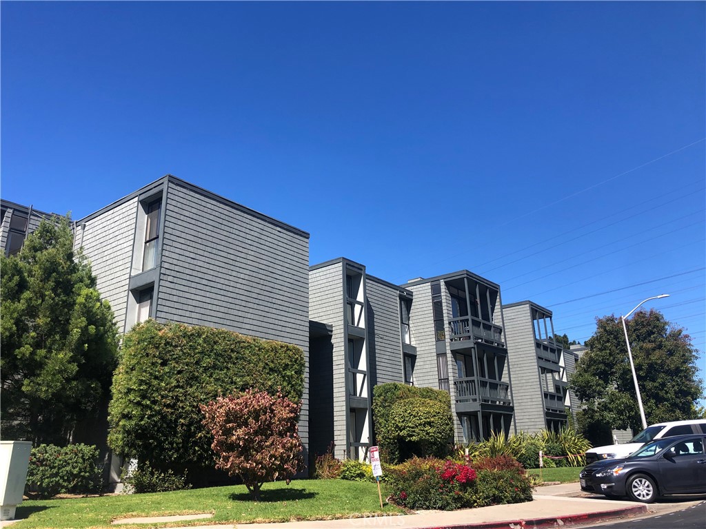 Welcome to this beautiful ground floor 2 bedroom & 1 bathroom condo. In-unit laundry (Washer & Dryer included) adds to the convenience factor. The cozy gas fireplace is in the living room. The community pool just a short walk away. A lot of trails around the area for walking, running and biking. Easy Access to Highways 92 and 101. HOA monthly dues (Paid by Landlord) include water, garbage, gas, swimming pool, Sandy Beach including Sandy beach Volleyball and Sauna. The location of this condo is also ideal for shopping and other conveniences, as it is just a short distance from vibrant restaurants, attractions of Downtown San Mateo, the Bay Trail, Ryder and Seal Point Shoreline Parks and the Mariner's Point golf driving range. Move-in Ready!