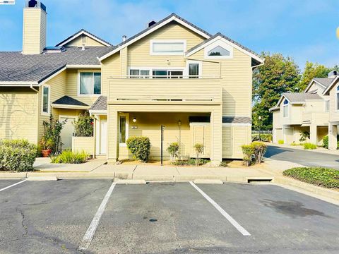 Photo of 161 161 Seaway Ct Ct, Hercules, CA 94547 (MLS # 41125696)