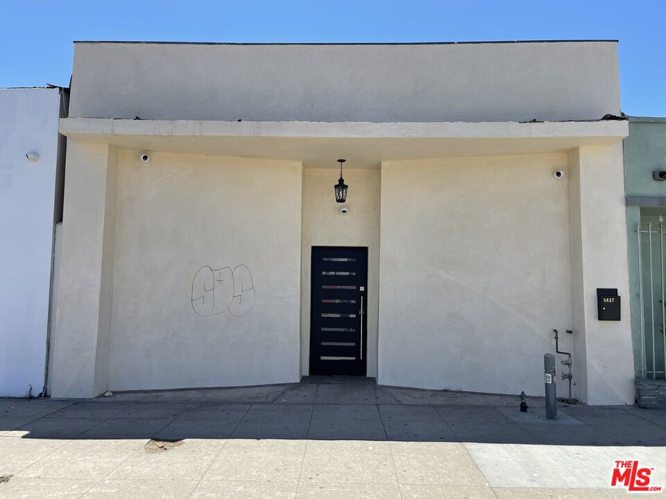 Royal Real Estate is pleased to present this Newly Remodeled Commercial Building with the City of North Hollywood. Property provides a business owner storefront visibility from Cahuenga Boulevard. Building can have street signage added visible to traffic. Fenced Parking Lot.