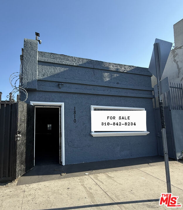 Spacious commercial property with retail or office potential. With an open floor plan that lends itself to many uses, this property is perfect for an owner user or an investor. Located on a high traffic corridor or Alondra Blvd through Compton with easy access to major freeways. Currently vacant.