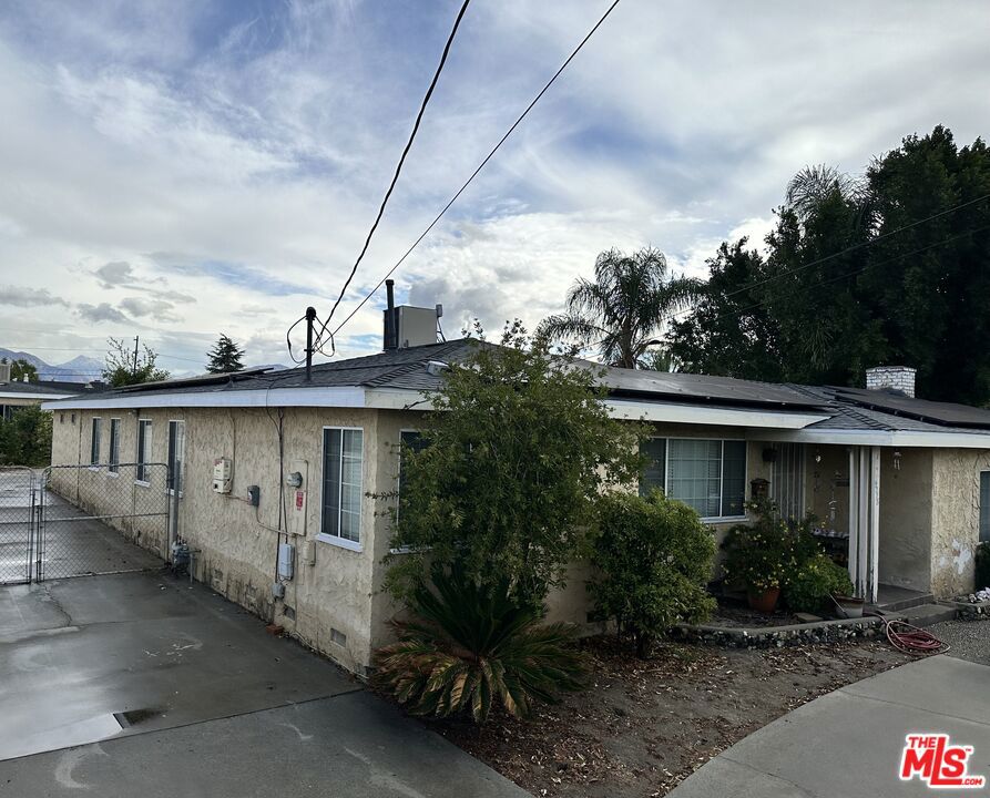 Great investment ! Large front house with 3bedrooms and 2 baths. Separate Guesthouse in the back has 1 bedroom and 1 bath.