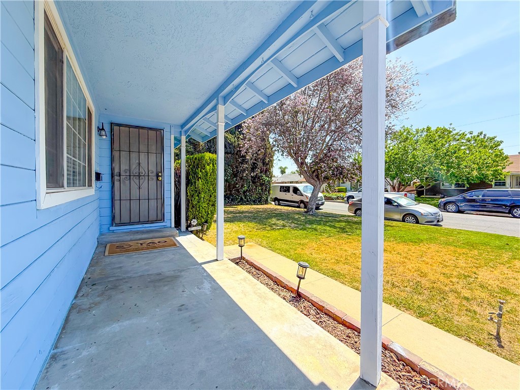 1037 E Grovecenter