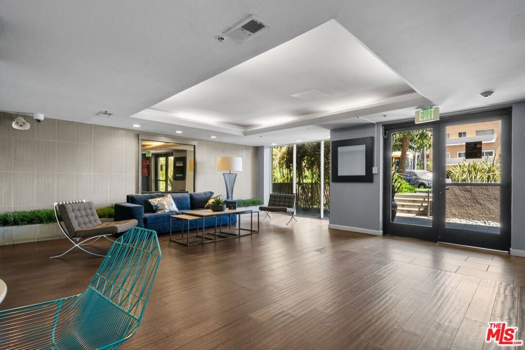 345 S Alexandria Avenue 304