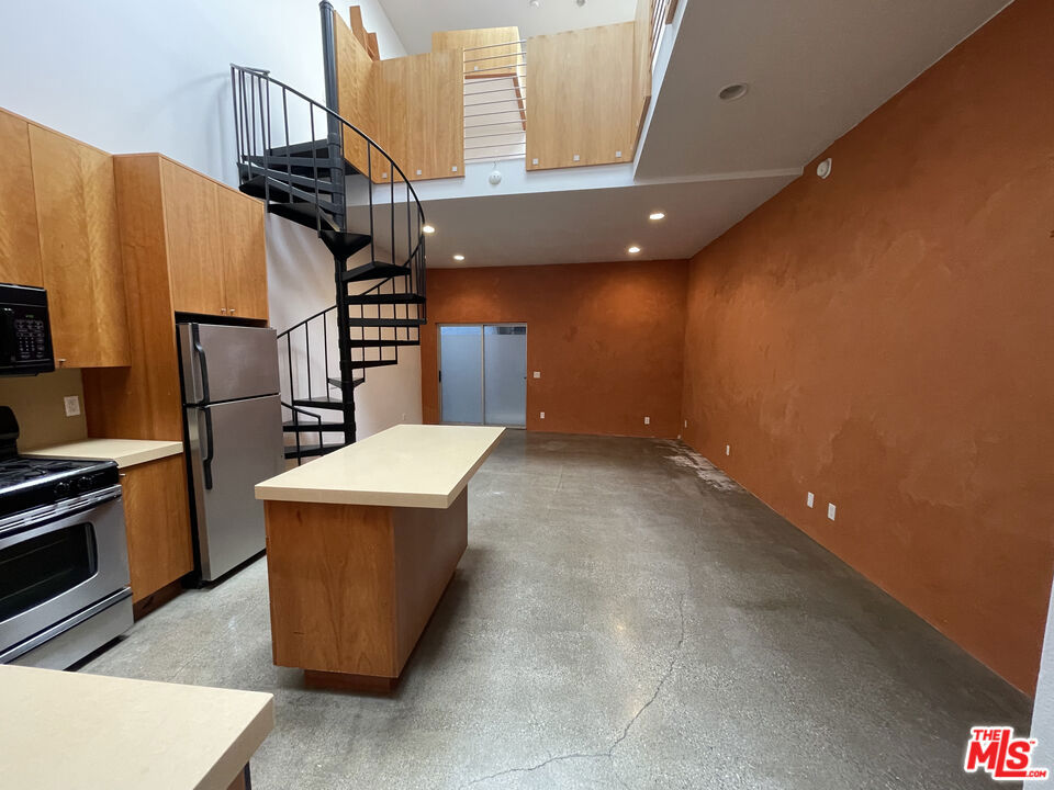Rarely available unit in The Rose Lofts! A collection of 12 modern lofts on trendy Rose Ave. Soaring 2-story loft with huge skylights, polished concrete flooring and a renovated kitchen. Two bedroom "areas." Adjacent to Whole Foods, restaurants, shops and the beach! Street parking only.