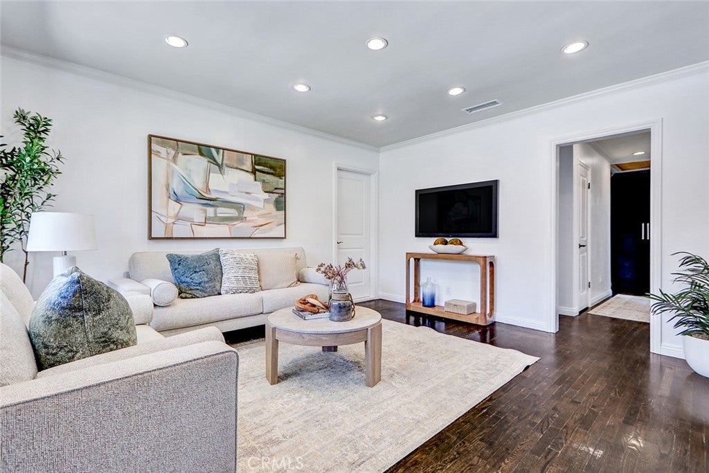 1637 Armour Lane