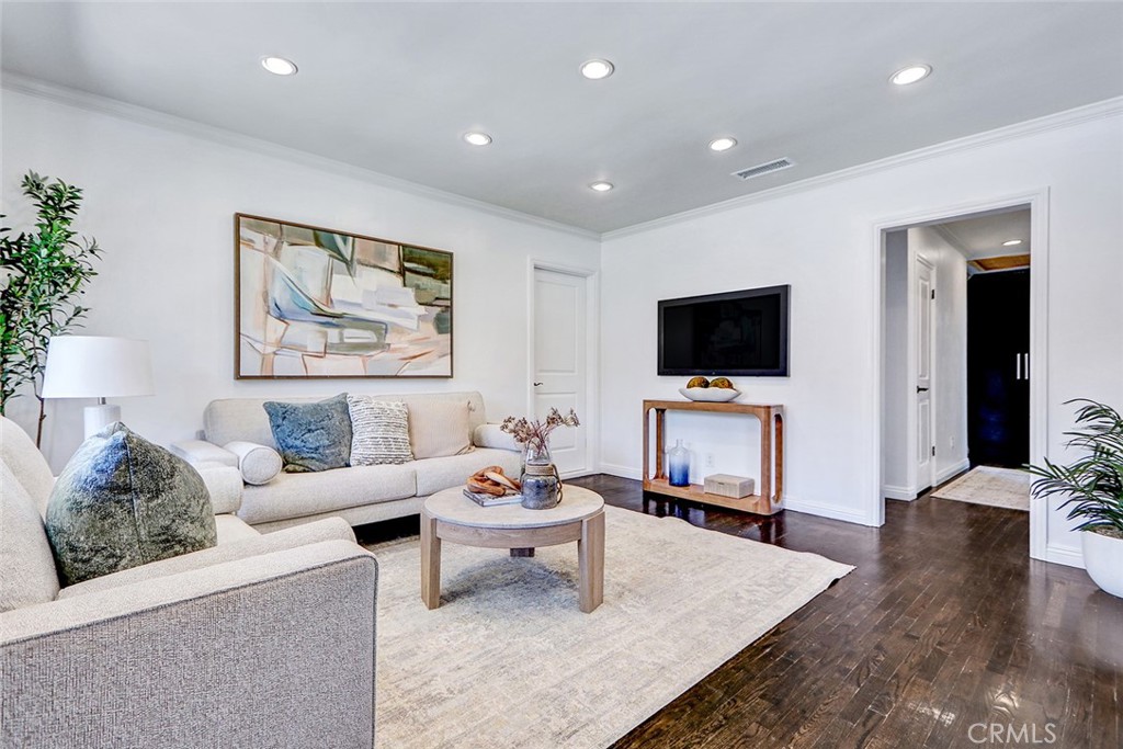 1637 Armour Lane
