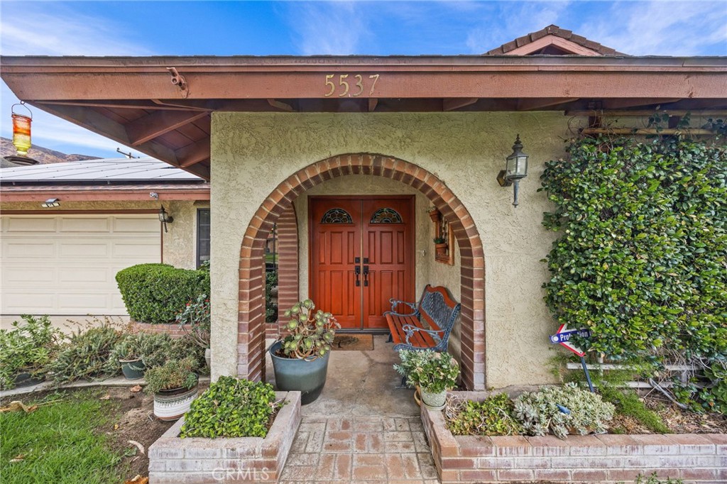 5537 N Stoddard