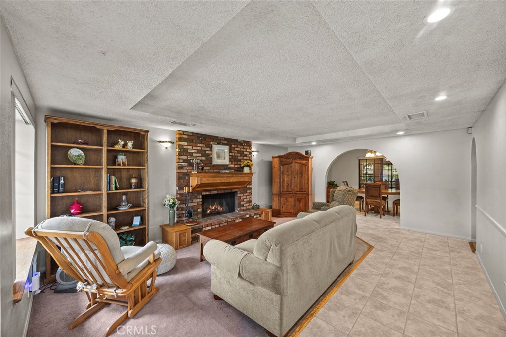 5537 N Stoddard