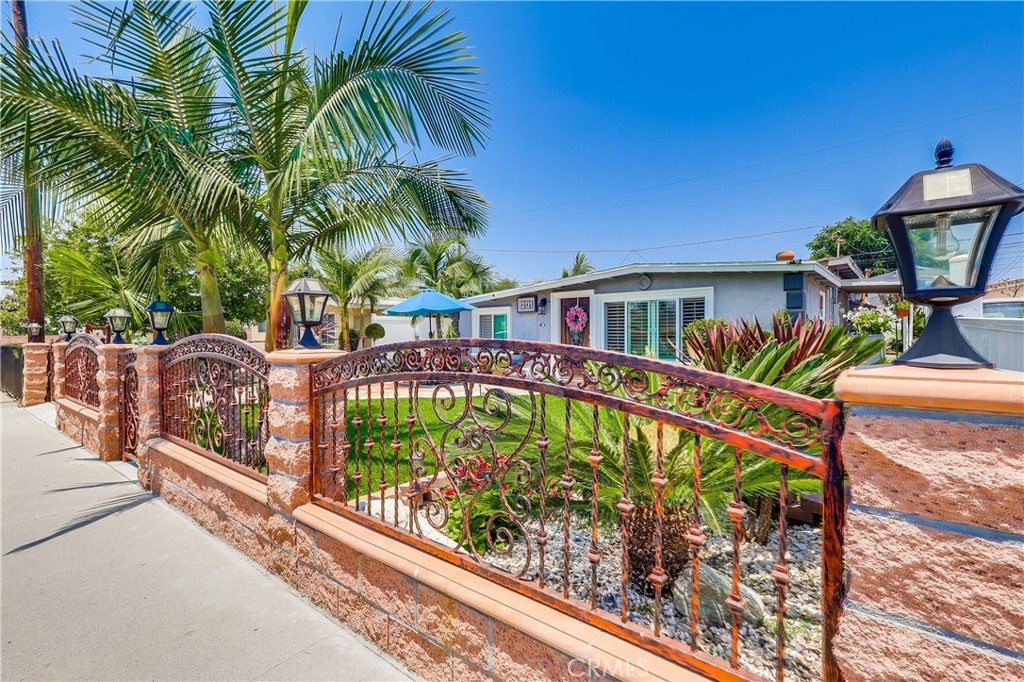 This beautifully remodeled 4-bedroom, 2-bathroom home offers 1,301 sqft of comfortable living space. Situated near top schools such as Norwalk High School, John Glenn High School, and La Mirada High School, it’s perfect for families seeking convenience and community. The property boasts stunning, upgraded landscaping that showcases the pride of ownership. Recently remodeled in 2019, the home features modern finishes and a spacious layout. Additionally, Owners Divided main home with a guest house with its own bathroom provides a perfect space for visitors or rental potential. Don’t miss this exceptional opportunity to own a beautifully maintained and versatile property in a desirable Norwalk neighborhood!