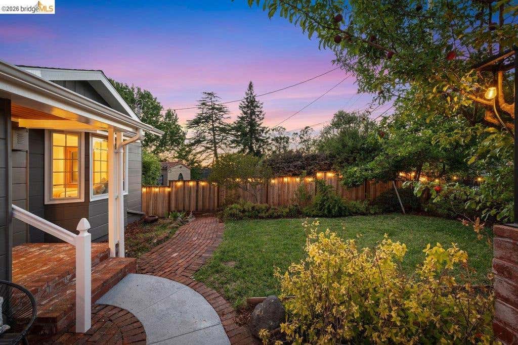Photo of 7008 Thornhill Dr, Oakland, CA 94611 (MLS # 41137855)