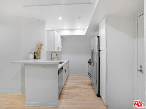 Tiny photo for 21520 Burbank Boulevard #112, Woodland Hills, CA 91367 (MLS # 26661309)