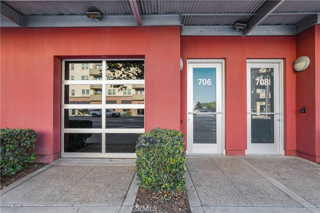 706 N Santiago Street