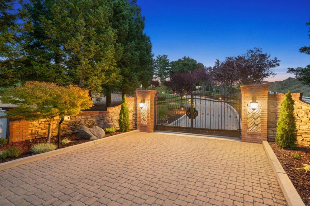 6585 Redwood Retreat Road