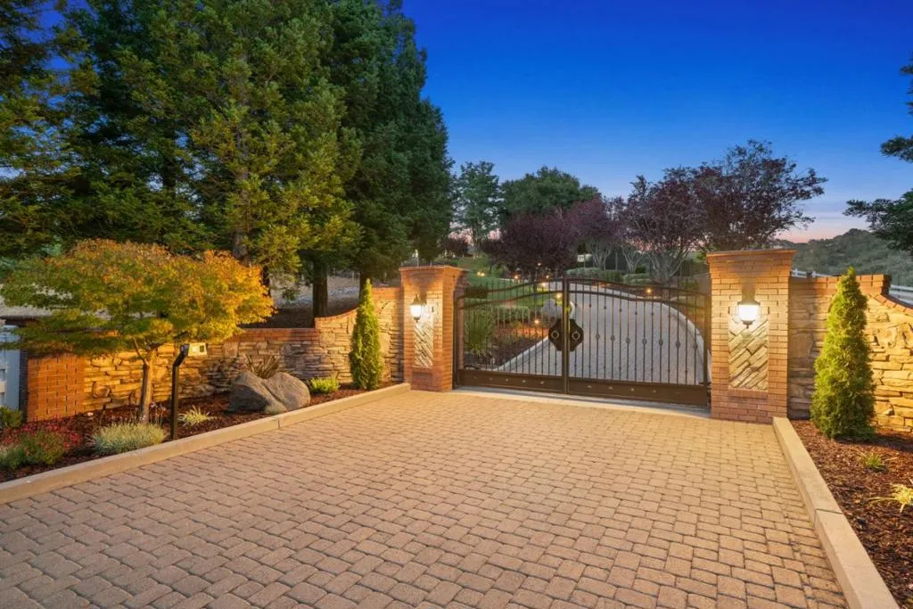 Gilroy, California 95020, United States, 4 Bedrooms Bedrooms, ,4 BathroomsBathrooms,Residential,Active,150613