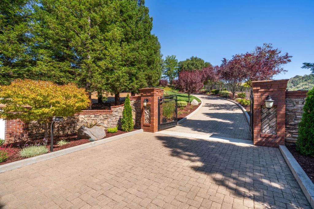 6585 Redwood Retreat Road