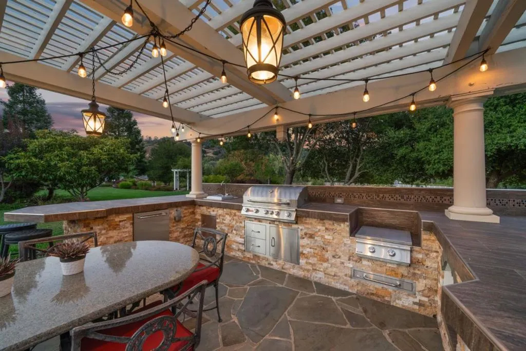 Gilroy, California 95020, United States, 4 Bedrooms Bedrooms, ,4 BathroomsBathrooms,Residential,Active,150613