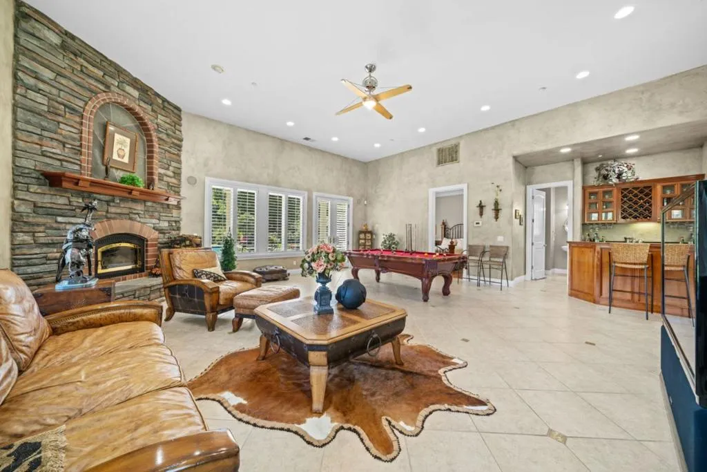 Gilroy, California 95020, United States, 4 Bedrooms Bedrooms, ,4 BathroomsBathrooms,Residential,Active,150613