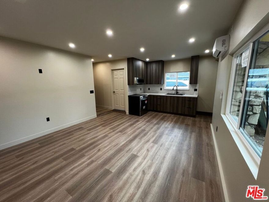 A brand-new 1-bedroom, 1-bathroom Accessory Dwelling Unit (ADU) is now available for rent in Mission Hills. The home offers a contemporary, upgraded kitchen and a bedroom closet for practical storage. Located in a well-connected area, it provides easy access to nearby amenities, schools, and parks, perfect for anyone looking for comfortable suburban-style living within the city.