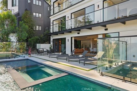 Photo of 16800 Oak View Dr, Encino, CA 91436 (MLS # SR26028627)