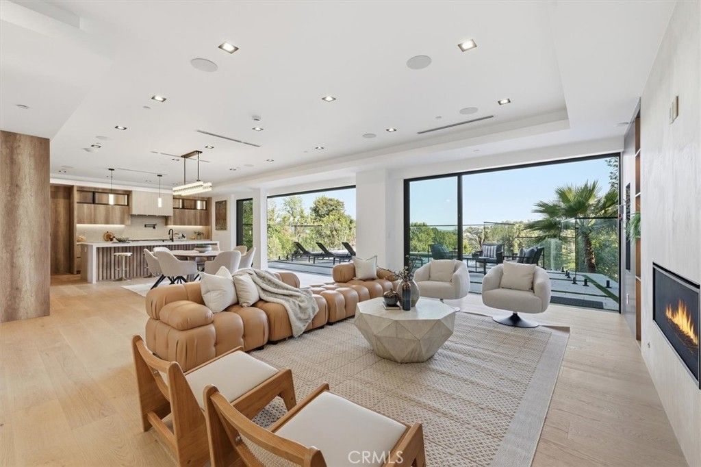 Photo of 16800 Oak View Dr, Encino, CA 91436 (MLS # SR26028627)