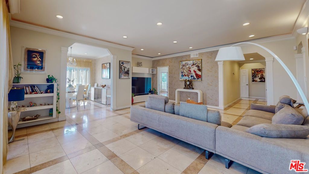 Photo of 1228 N La Cienega Boulevard #304, West Hollywood, CA 90069 (MLS # 23324869)