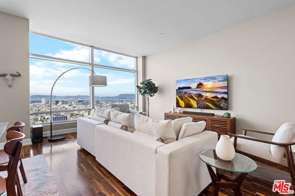 900 W Olympic Boulevard 40D