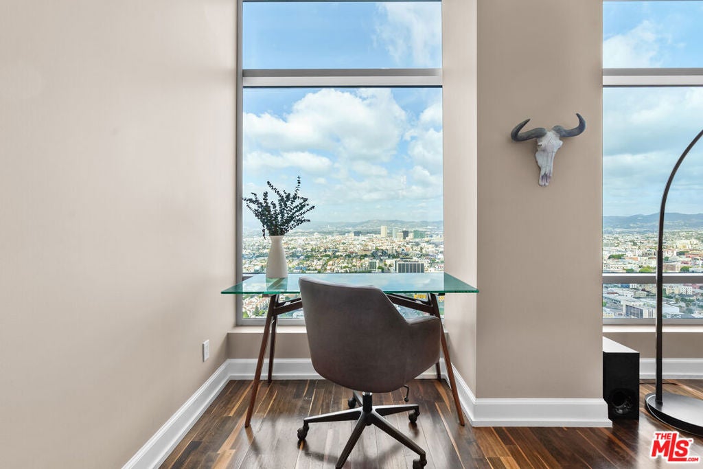900 W Olympic Boulevard 40D