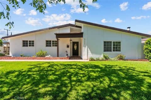 Photo of 27837 Bakerton Ave, Canyon Country, CA 91351 (MLS # SR26058931)