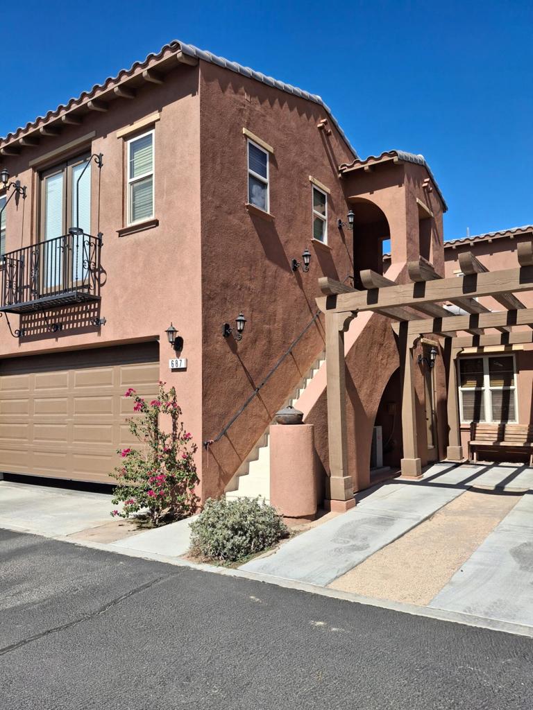 Great Casita over the Garage. Private entry to this spacious open floorplan. Great views as you stand on the balcony looking at the beautiful mountains. Fully furnished.