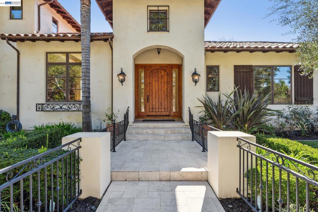1439 Vine Ln