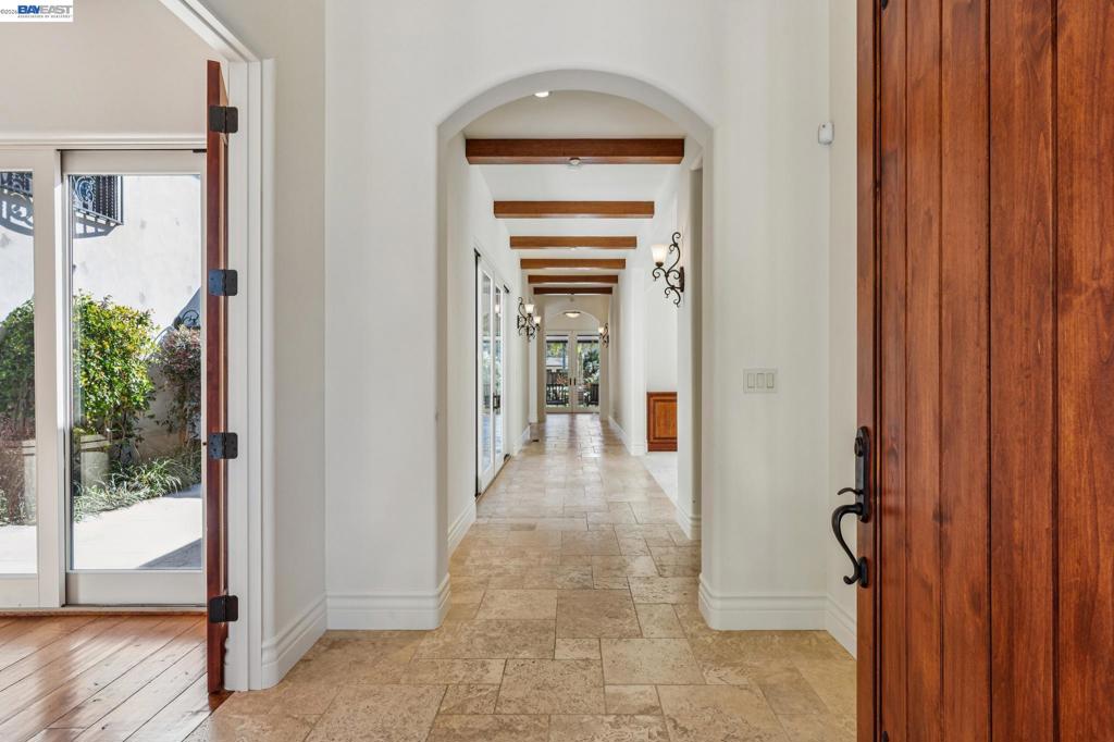 1439 Vine Ln