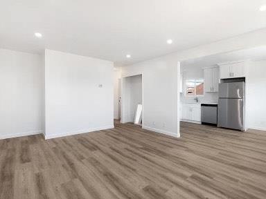 Step into this inviting 2-bedroom, 1-bathroom rental in a sought-after Oakland neighborhood. The home offers a light-filled living room, a practical kitchen with generous cabinet space, and relaxing bedrooms for your comfort. Located close to local eateries, shopping spots, and transit options, this rental blends convenience with community charm. Available for immediate move-in contact us to schedule your private showing!