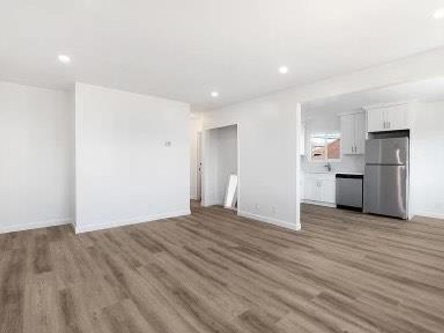 Step into this inviting 2-bedroom, 1-bathroom rental in a sought-after Oakland neighborhood. The home offers a light-filled living room, a practical kitchen with generous cabinet space, and relaxing bedrooms for your comfort.  Located close to local eateries, shopping spots, and transit options, this rental blends convenience with community charm. Available for immediate move-in contact us to schedule your private showing!