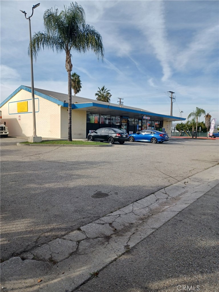 1905 S Garey