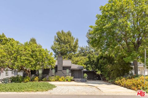 Photo of 5850 Vesper Avenue, Van Nuys, CA 91411 (MLS # 26832949)
