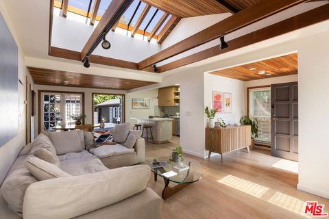Photo of 5850 Vesper Avenue, Van Nuys, CA 91411 (MLS # 26832949)