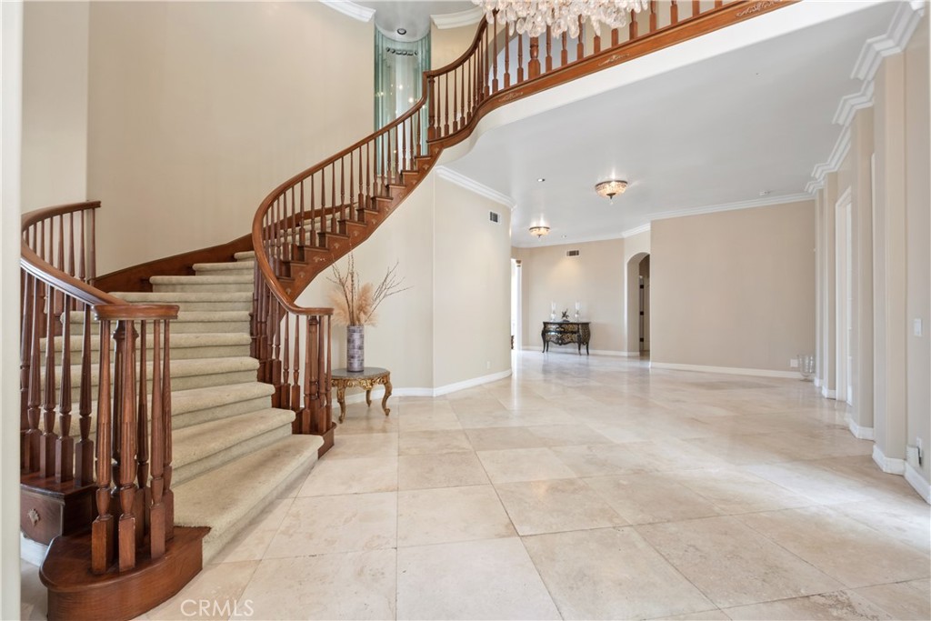 3211 E Mandeville Place