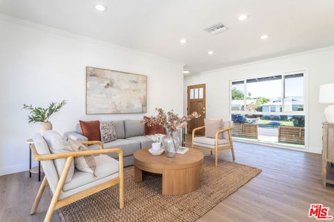 Photo of 14365 Berg Street, Sylmar, CA 91342 (MLS # 25623303)