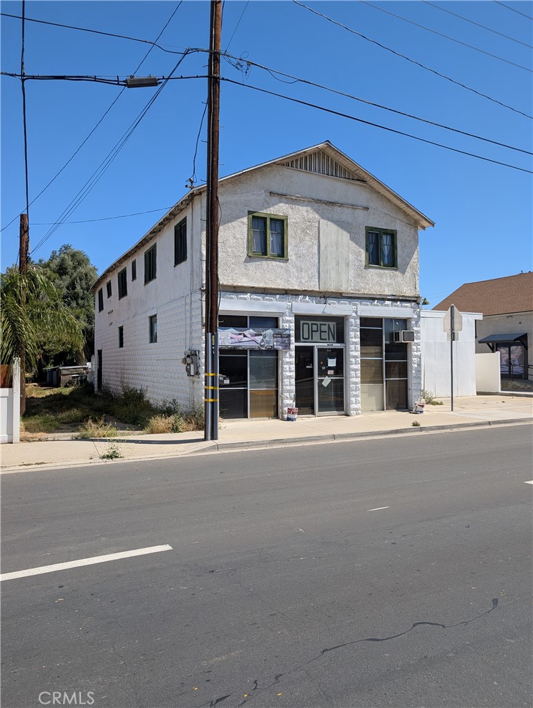 Main image without alt text