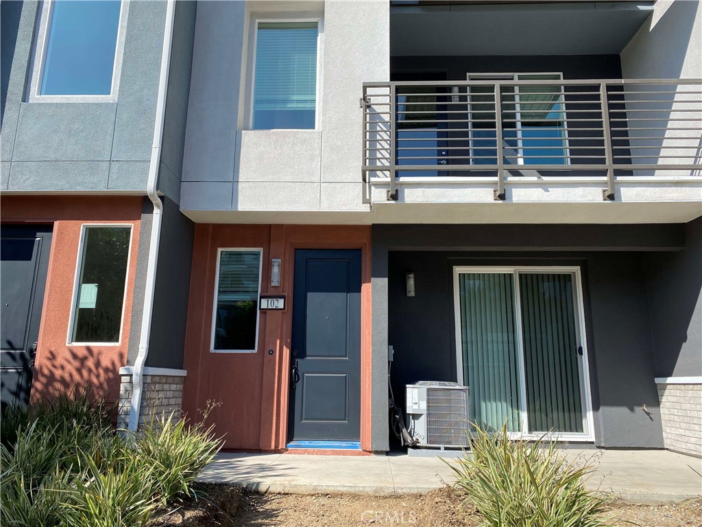 Discover a modern residence nestled in the vibrant Irvine Business Complex, mere moments away from UC Irvine, John Wayne Airport, South Coast Plaza, and the bustling Diamond Jamboree. This sophisticated three-story townhome boasts three bedrooms and two bathrooms. The inviting kitchen dazzles with abundant storage and a sizable pantry. Enjoy the spacious rooms alongside coveted community amenities including a barbecue area, a refreshing pool, and a welcoming clubhouse.
