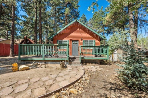 Photo of 306 Victoria Lane, Sugarloaf, CA 92386 (MLS # 219146024PS)