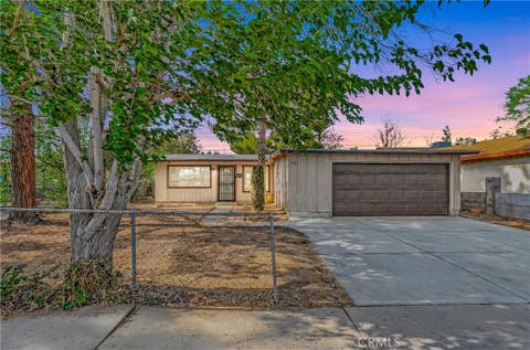 Photo of 1033 W Holguin ST, Lancaster, CA 93534 (MLS # SR26160702)
