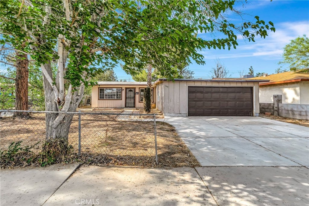 1033 W Holguin