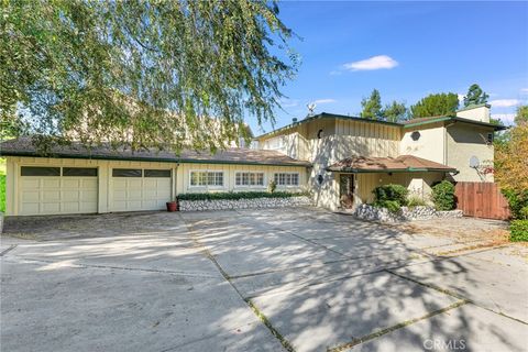 Photo of 22781 Macfarlane Drive, Woodland Hills, CA 91364 (MLS # SR25277763)