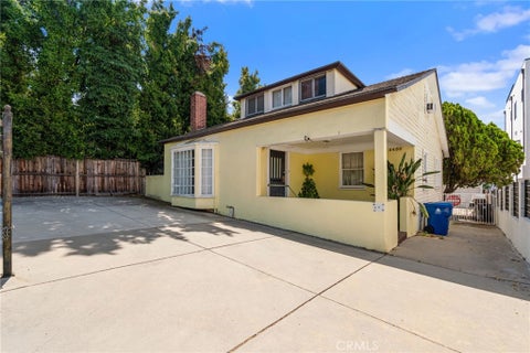 Photo of 4458 Maplewood Avenue, Los Angeles, CA 90004 (MLS # CV26109329)